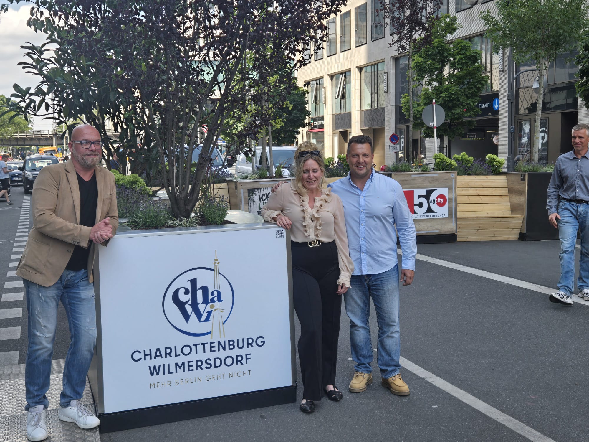 Bezirksbürgermeisterin Kirstin Bauch, Patrick Wittke und Martin Fichtelmann an der Berlin-Cube-Anlage in der Kantstraße in Berlin